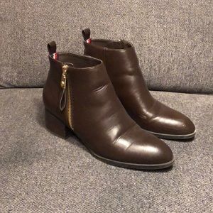 Tommy Hilfiger Ankle Boots Brown. Size 8.